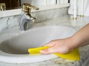 طريقة تنظيف الحمام بملح الليمون